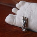 Osobní šperk z 3D odlitku nožičky se sádrovým odlitkem