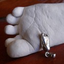 Osobní šperk z 3D odlitku nožičky se sádrovým odlitkem
