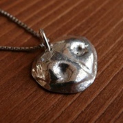 Stříbrný šperk z otisku psího čumáčku