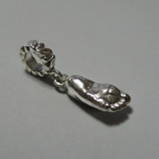 stříbrný osobní šperk z 3D odlitku nožičky na náramek Pandora