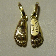 Osobní šperk z 3D odlitku nožičky ze žlutého zlata