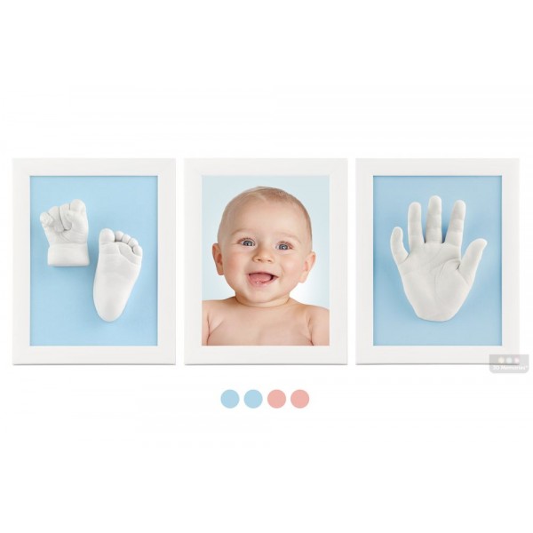 tři bílé rámečky s odlitkem ručičky a nožiček a fotografií - modré pasparty